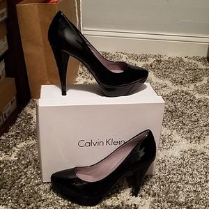 NIB Calvin Klein Odette Kid Skin Pumps